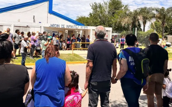 La comunidad de Roldán abrazó un jardín que sufrió hechos vandálicos