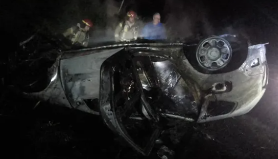 Tragedia en Rufino: dos adultos y un bebé muertos al volcar e incendiarse un auto