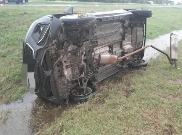 Roldán: impactante vuelco en la autopista a Córdoba en medio de la tormenta