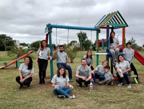 Jóvenes ambientalistas de Venado Tuerto canjean «ecobotellas» por juegos infantiles