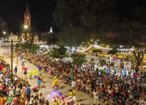Una multitud copó la plaza central en Venado Tuerto para celebrar los carnavales
