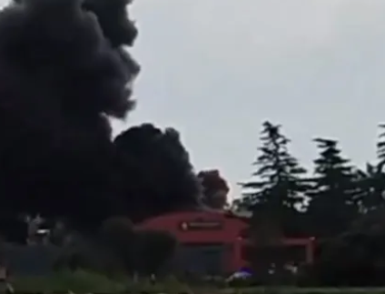 Villa Gobernador Gálvez: pérdidas totales al incendiarse una fábrica de pintura