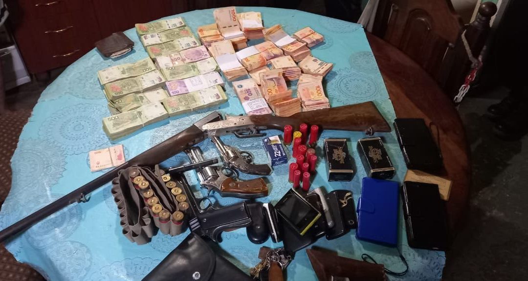 Departamento San Lorenzo: seis detenidos en allanamientos con secuestro de armas, dinero y estupefacientes