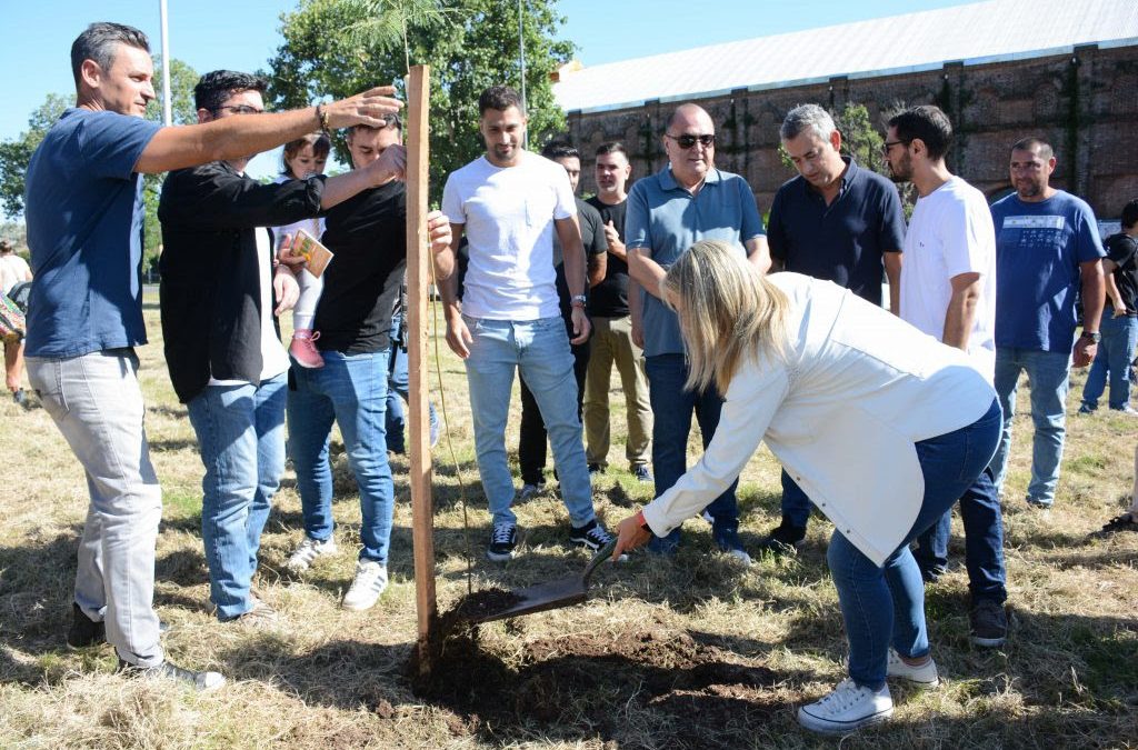 PLANTARON 11 ÁRBOLES EN EL BOSQUE DE LA MEMORIA