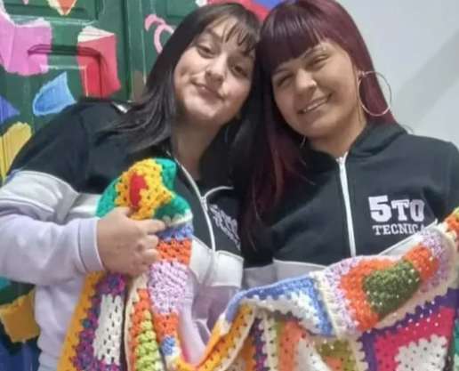 Casilda: una escuela teje mantas de lana para que ningún alumno se quede sin abrigo