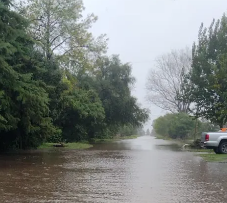 Bajo el agua: las intensas lluvias dejan múltiples barrios inundados en Roldán