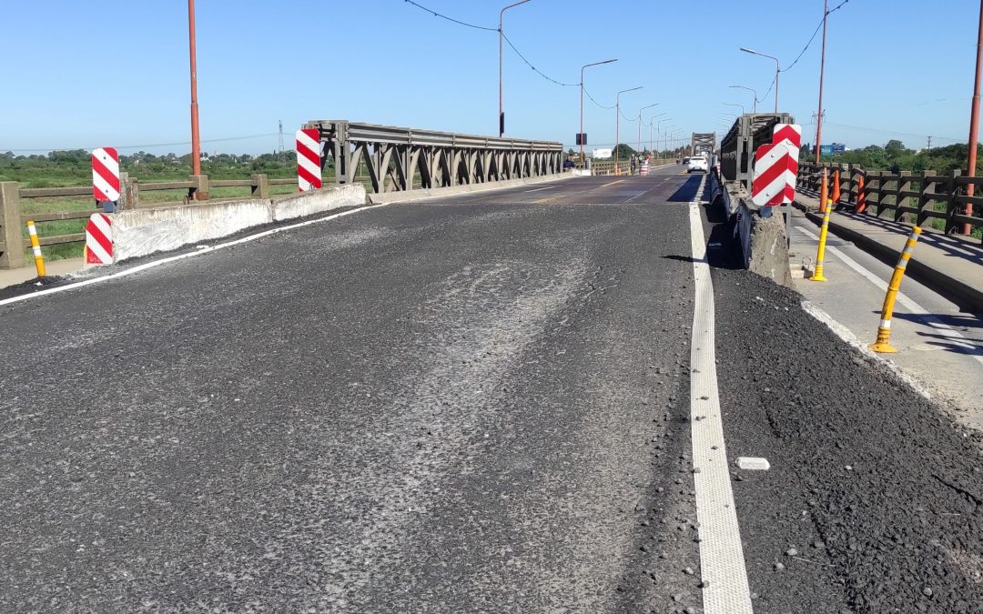 VIALIDAD NACIONAL MONTA LAS PRIMERAS ESTRUCTURAS PARA REPARAR EL PUENTE CARRETERO