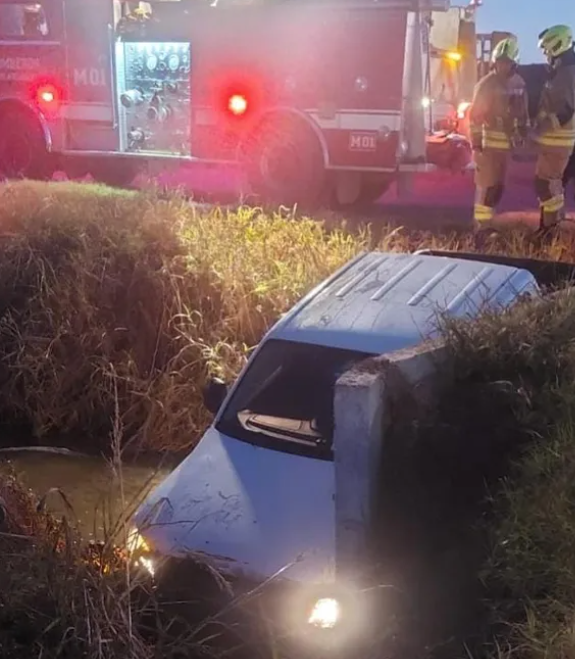 Ricardone: perdió el control de la camioneta y se cayó a un zanjón
