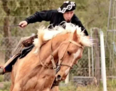 Un jinete de Roldán murió al ser golpeado por un caballo durante un festival de doma