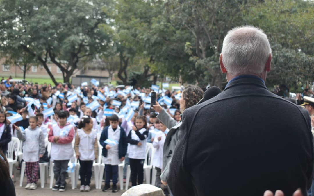 HOMENAJE DE LA ESCUELA JUANA MANSO A LA BANDERA NACIONAL Y A LA FIGURA DE MANUEL BELGRANO