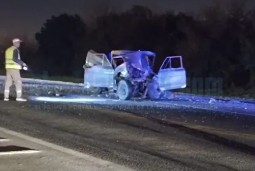Roldán: fatal choque frontal entre una camioneta y un camión en la ruta A012