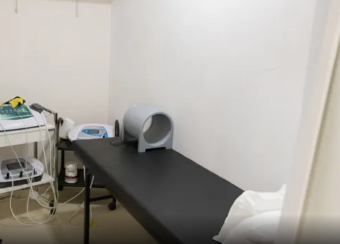 Trabajaba de kinesiólogo pero no lo era: la Justicia donó su equipamiento a un centro de salud