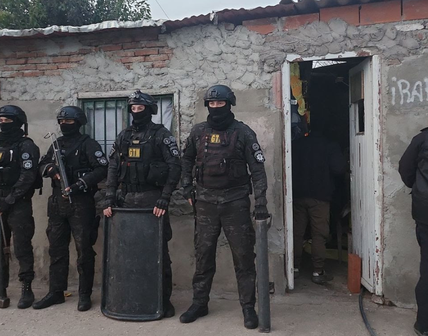 Megaoperativo en Rosario: ocho detenidos y secuestro de drogas, armas y dinero en múltiples allanamientos en zona norte