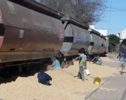 Emboscaron un tren en Villa Gobernador Gálvez y lo saquearon: se llevaron mil toneladas de soja