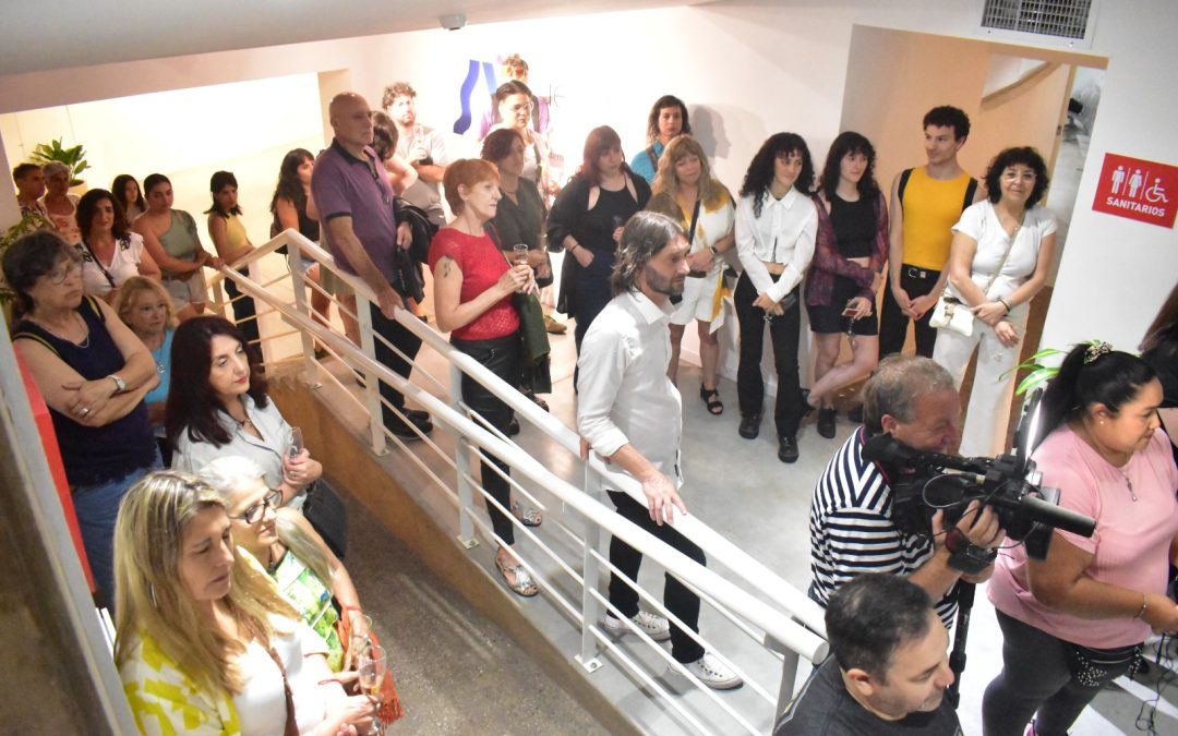 Gran convocatoria para recibir en Afluente Galería de Arte Contemporáneo la muestra “Cómo construir un océano de un río”