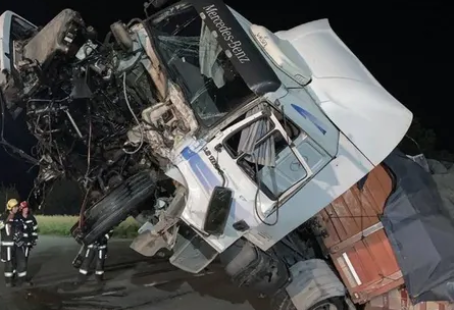 Impactante choque entre dos camiones en Cañada de Gómez