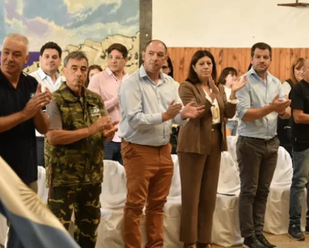 Villa Gobernador Gálvez: se colocaron placas de Malvinas en 26 escuelas