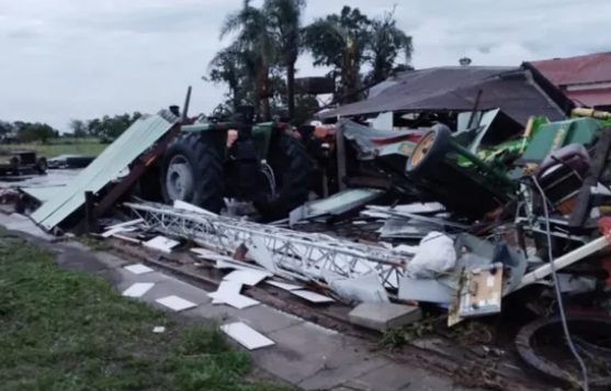 Feroz tornado azotó a un pueblo de 300 habitantes de Santa Fe