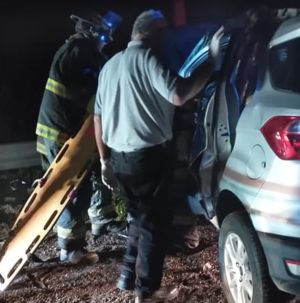 Fuerte choque en Ricardone: rescatan a una mujer que quedó atrapada en su autor
