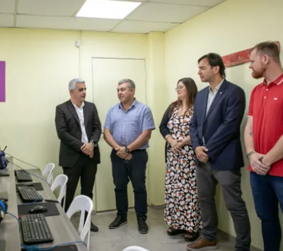 El presidente comunal, Antonio Fiorenza, junto al rector de la Universidad Nacional de Rosario, Franco Bartolacci, inauguraron el espacio académico