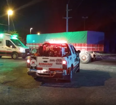 Trágico siniestro vial en Puerto San Martín: dos muertos en choque entre moto y camión