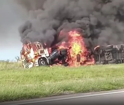 Un camión volcó y se incendió en la autopista a Córdoba, a la altura de Cañada de Gómez