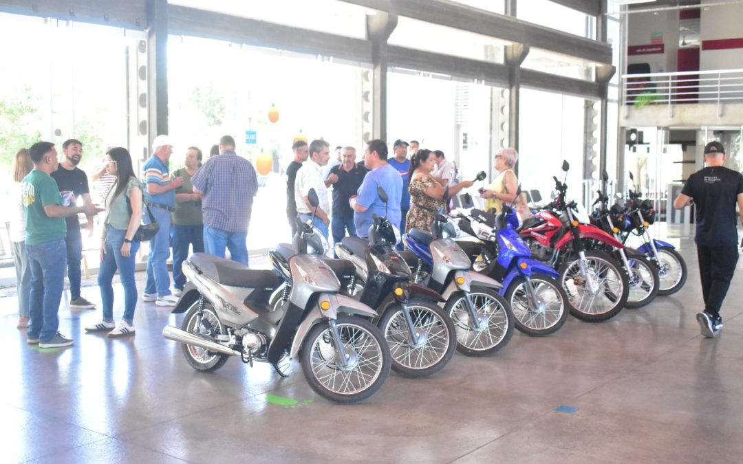De Grandis entregó las 8 motos a los ganadores de los sorteos de la fiesta de la familia municipal