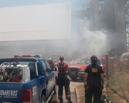 Incendio en Timbúes: los bomberos controlaron el fuego en la cerealera Renova