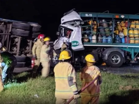 Impactante choque entre dos camiones en la autopista a Santa Fe, cerca de Coronda