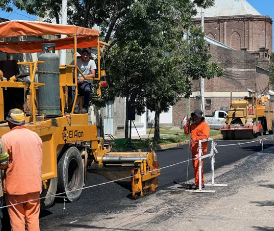 Ejecutan un plan de mejoras en las calles del casco histórico de Roldán