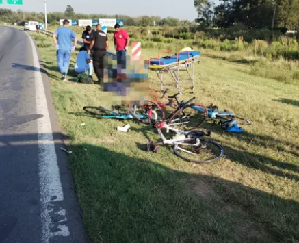 Accidente en la autopista a Córdoba: murió uno de los ciclistas embestidos por la tráfic a la altura de Funes