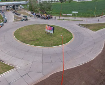 Inauguraron la rotonda del Parque Industrial de Alvear y firmaron el convenio para pavimentar Piedrabuena