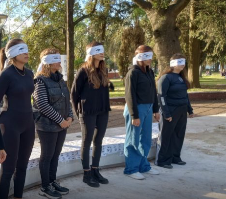 San Jorge convocó a la agrupación feminista -Las Chuecas- para realizar una intervención en el memorial “Interrumpidas”