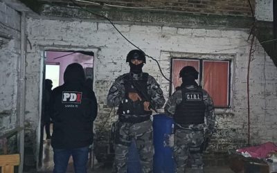 Microtráfico en Rosario: escondieron la droga bajo tierra y descubrieron una pistola en un aire acondicionado