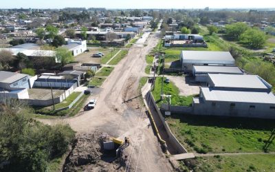 Provincia y la Comuna de Álvarez construyen un puente pluvial y pavimentarán 10 cuadras