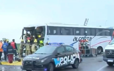 Choque en la ruta entre un colectivo y un camión cerca de la cárcel de Álvarez