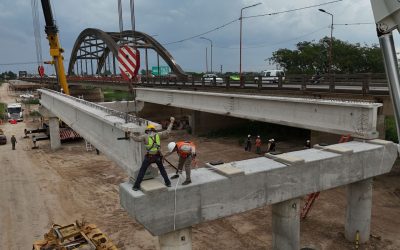 Puente Santa Fe-Santo Tomé: comenzó la colocación de las vigas longitudinales