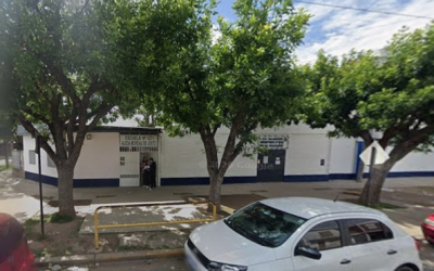 Atacaron a tiros una escuela primaria de Villa Gobernador Gálvez: un nene encontró las balas en la vereda