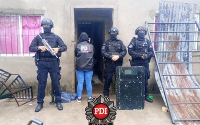 Villa Gobernador Gálvez: allanamientos con dos jóvenes aprehendidos y secuestro de cocaína y arma de fuego