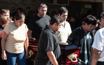 El último adiós a Ian, una inmensa caravana acompañó al féretro hasta el Cementerio Municipal